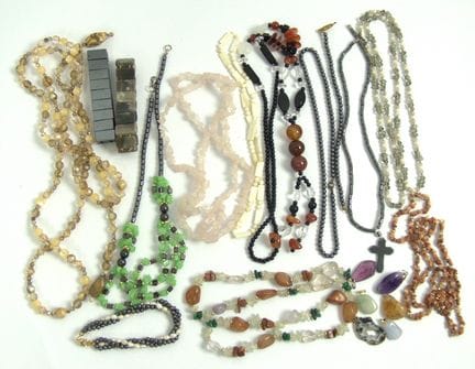 Großes Lot Halbedelsteinschmuck aus Auflösung.