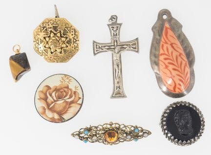 Lot of costume jewelry from a liquidation sale, in