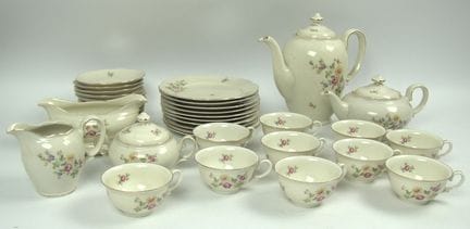 KPM Krister Germany，花卉图案配金边咖啡套装。包含10套餐具、1个糖罐、1个奶壶、