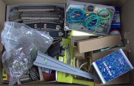 Märklin，一套铁路配件组合，H0轨距，包含轨道材料、道岔、控制台等。此外还有各种建筑模型。适合