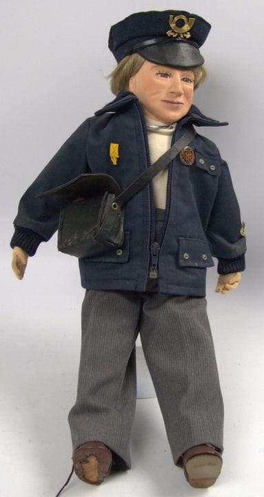 Sammlerpuppe "Postboten - Junge" mit Uniform, klei