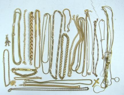 Lot vergoldeter Schmuck aus großer Auflösung.