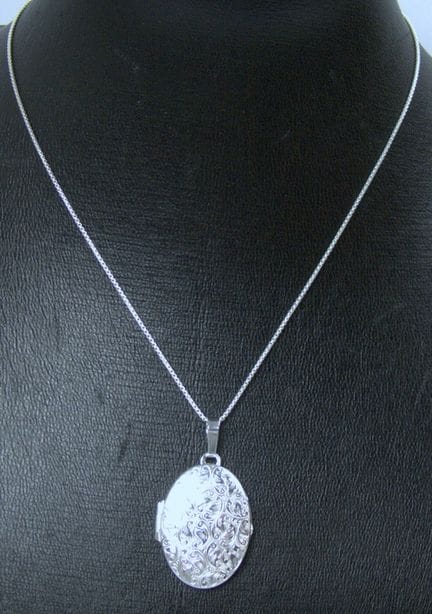 Necklace with pendant, 925 sterling silver; the pe