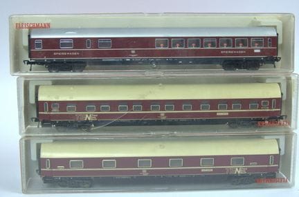 Fleischmann 品牌 Lot 系列客车，H0 比例，内含 2 辆 5107 和 5105 型