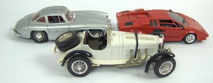 三辆Burago/Tonka模型车，比例1:18，包括梅赛德斯-奔驰300 SL、梅赛德斯-奔驰SS