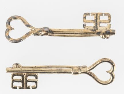 Lot: 925 Sterling Silver Key Brooch.