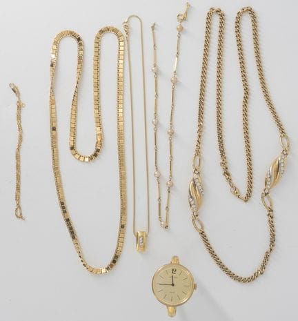 A large quantity of gold-plated jewelry from a liq