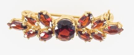 Garnet brooch, 333 yellow gold.