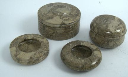 A lot of marble items, including 2 lidded jars and