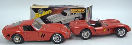 两辆Burago模型车，比例1:18，包括法拉利GTO、法拉利250 Testa Rossa和MF 