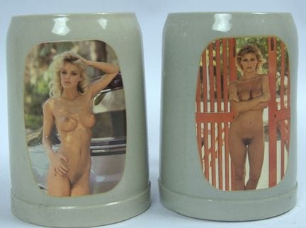Zwei Steingut Krüge mit aufgedruckten Pin-up Motiv
