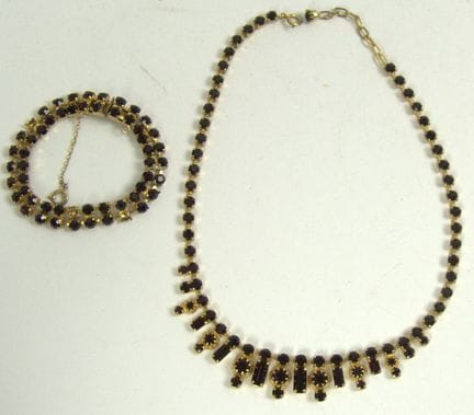 2 Teile älterer Modeschmuck.