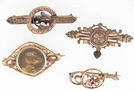 Lot of 4 Art Nouveau brooches.