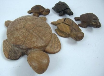Lot handgeschnitzte Deko-Schildkröten aus Holz, in