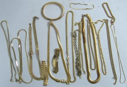 Lot vergoldeter Schmuck aus Auflösung.