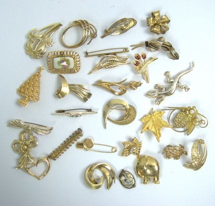 Lot vergoldeter Modebroschen aus Sammlung.