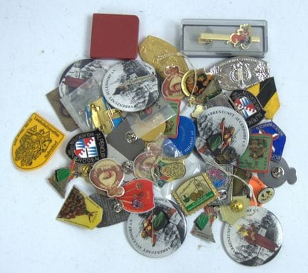 Lot of pins, brooches, and needles from a liquidat