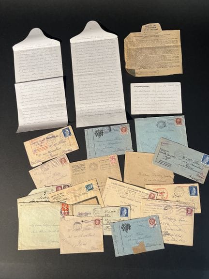 Conjunto de cartas de un preso con varios sobres  