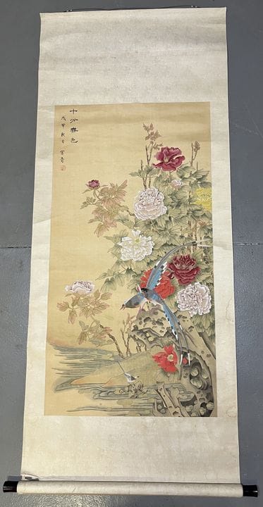 Large traditional Chinese painting scroll on silk 