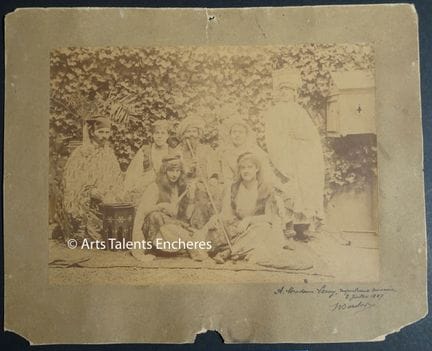 Fotografía de un grupo de personas con trajes orie