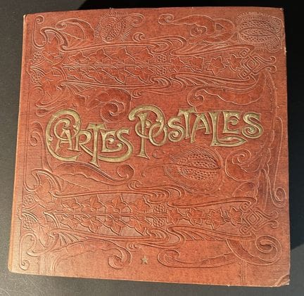 Important album de cartes postales sur la mode et 