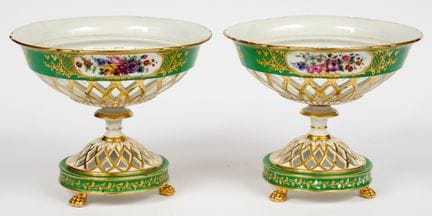 UNE PAIRE DE CENTRES DE TABLE AJOURÉS
Porcelaine d
