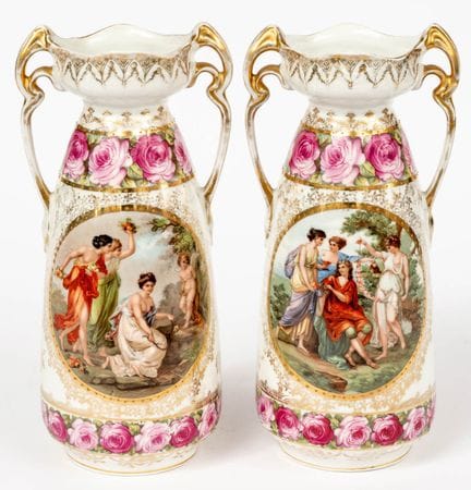 (119) PAIRE DE VASES EN PORCELAINE DE STYLE HISTOR