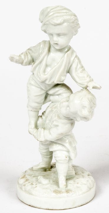 (142) STATUETTE EN PORCELAINE « GARÇONS JOUANT »
M