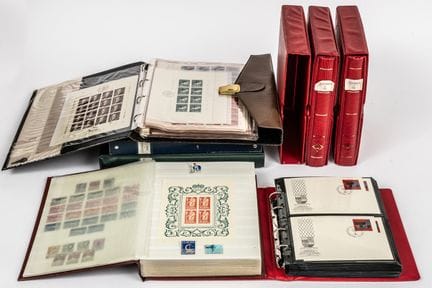 LIECHTENSTEINER BRIEFMARKENSAMMLUNG
3 Alben mit Br