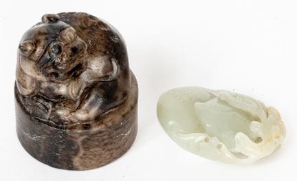 2 CHINESISCHE JADE-FIGUREN
eine davon als Stempel 