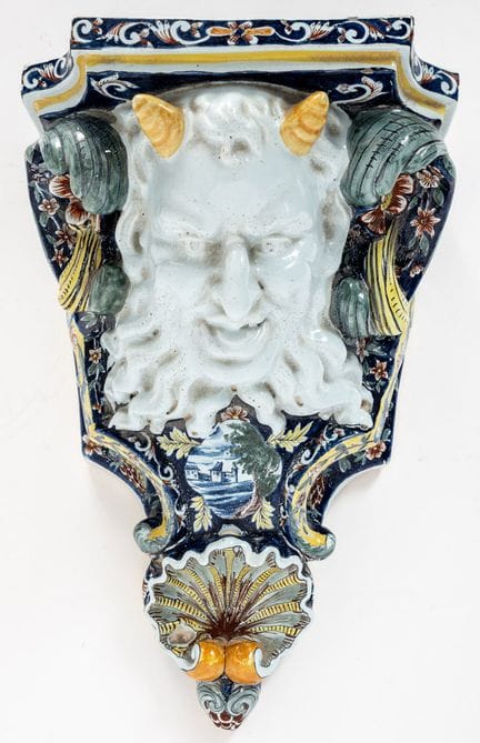 APPLIQUE À TÊTE DE SATYRE DE STYLE ROUENNAIS
Faïen