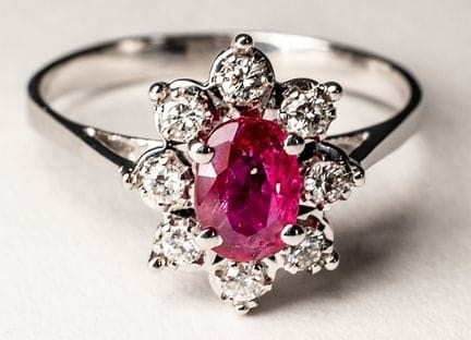 BAGUE EN OR BLANC AVEC RUBIS ET DIAMANTS TAILLÉS E