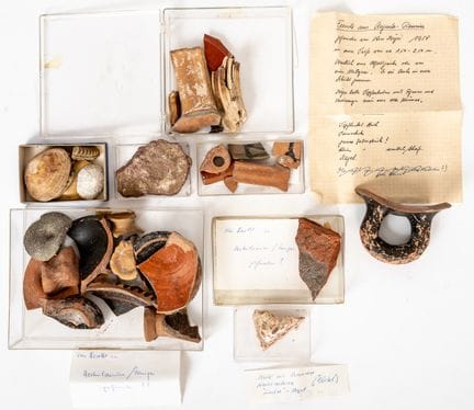 SAMMLUNG VON KERAMIKSCHERBEN UND AUSGRABUNGSFUNDEN