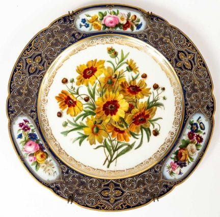 (19) ASSIETTE DÉCORATIVE EN PORCELAINE REPRÉSENTAN