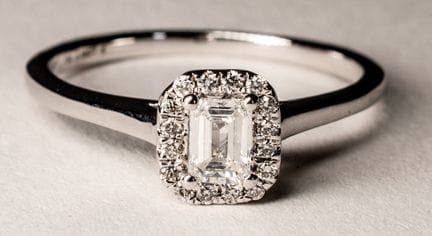 BAGUE EN OR BLANC AVEC UN DIAMANT EN TAILLE BAGUET