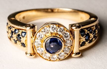 BAGUE EN OR AVEC SAPHIR ET DIAMANTS TAILLÉS EN BRI