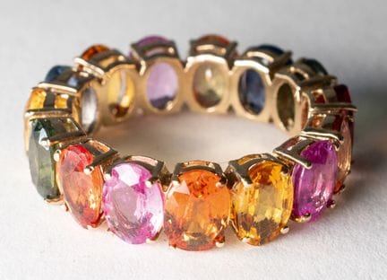 BAGUE EN OR SERTI DE 15 SAPHIRS MULTICOLORES
Aucun