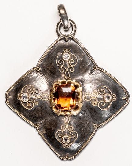 PENDENTIF EN ARGENT PARTIELLEMENT DORÉ, AVEC ORNEM