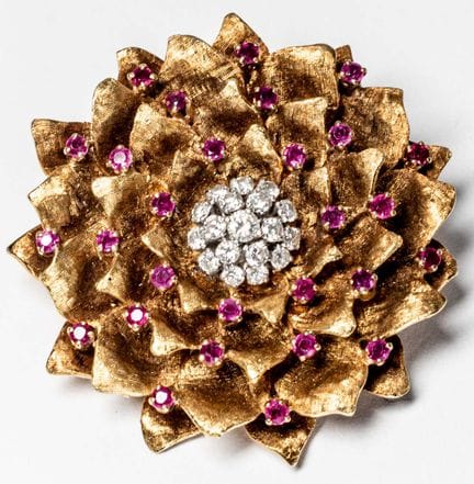 BROCHE ENCHANTANTE ORNÉE DE DIAMANTS ET DE RUBIS
O