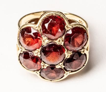 BAGUE « GOLD CARNET »
Or 18 carats, grenat, début 
