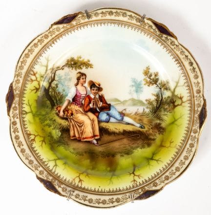 (12) ASSIETTE DÉCORATIVE EN PORCELAINE AVEC UN MOT