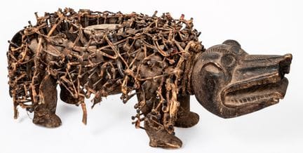 NKISI NKONDI
Nkisi-Nkondi-Holzfigur in Form eines 