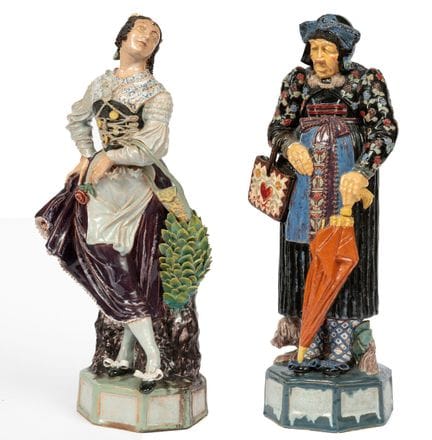 UNE PAIRE DE FIGURINES EN FAÏENCE RÉALISÉES PAR FR