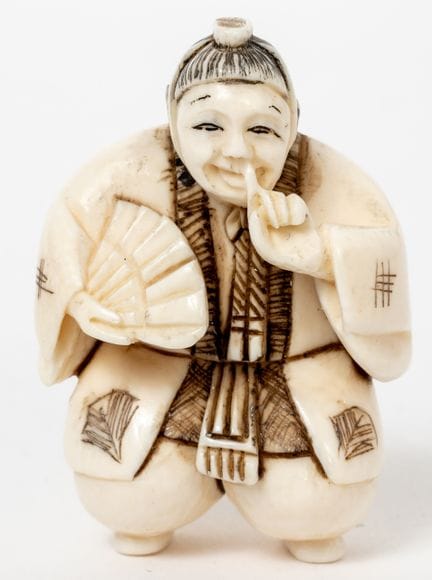 NETSUKE
Japan, Elfenbein, 20. Jh. 
 
 H: 5 cm 
 
 
