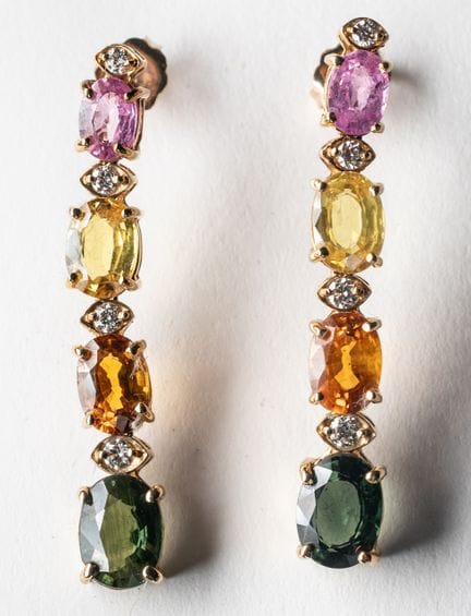 UNE PAIRE DE BOUCLES D'OREILLES EN OR SERTIES DE 8