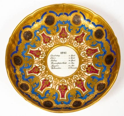 (55) ASSIETTE DÉCORATIVE KPM AVEC CALENDRIER DES F