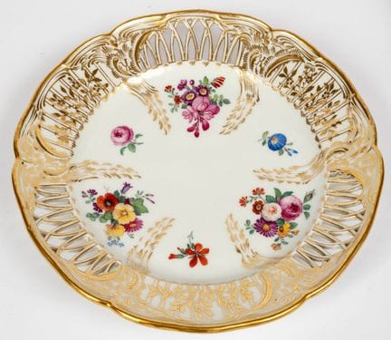 (137) ASSIETTE PERFORÉE KPM À MOTIFS FLORAUX
Porce