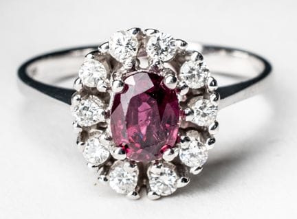 BAGUE EN OR BLANC AVEC RUBIS ET DIAMANTS TAILLÉS E