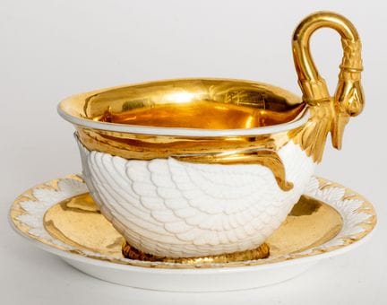 TASSE ET SOUCOUPE EN PORCELAINE REPRÉSENTANT UN CY