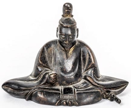 SITZENDE JAPANISCHE FIGUR
Bronze, wahrscheinlich 1